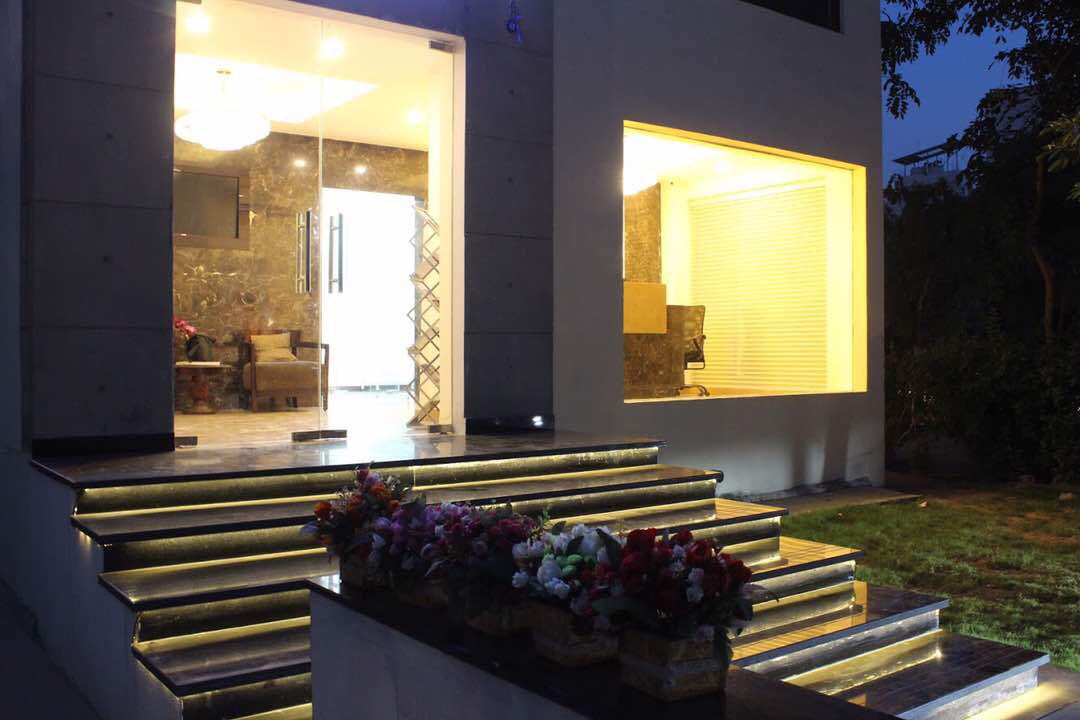 Prive entry gate