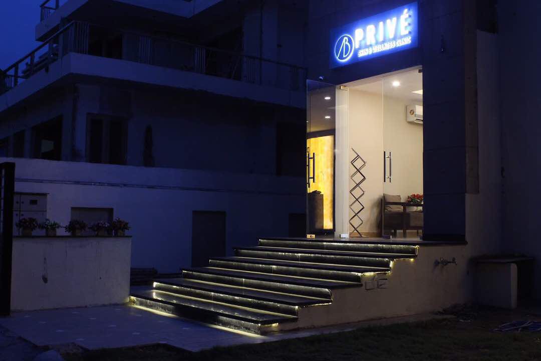 Prive entry gate 1